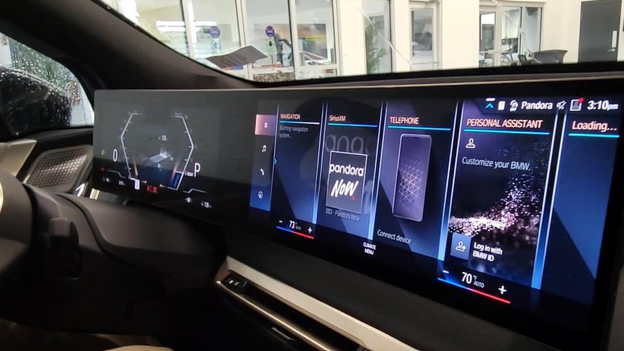 BMW Curved Display mit Navigation und Infotainment